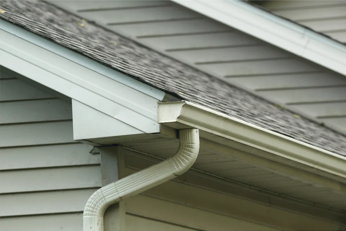 On-site seamless gutter fabrication